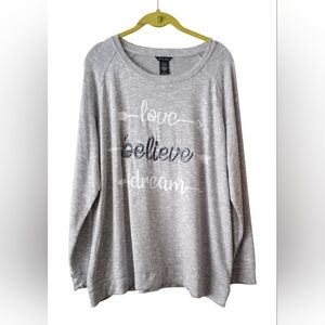 Wild Kiss 1X Women's Gray Graphic Tee Love Believe Dream Long Sleeve Pullover